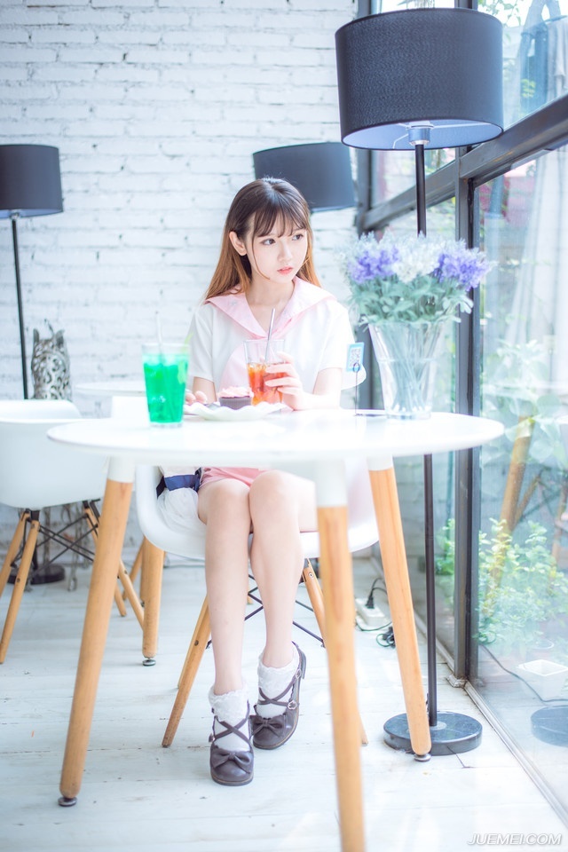 “先生上座。”默契达成，接下来的气氛，自然进入到一种友好的氛围之中。